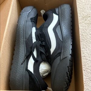 Vans Men’s Black and White Low-Top Sneakers